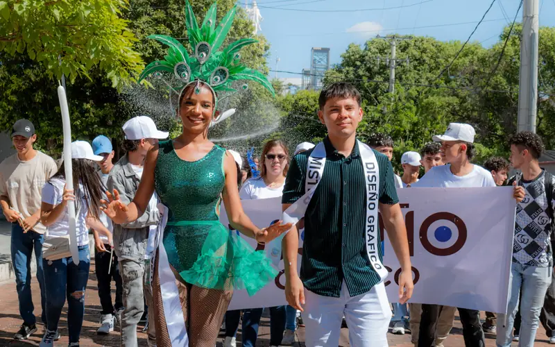 Comparsa de Diseño Gráfico en la caminata, con Cristo Rey al fondo