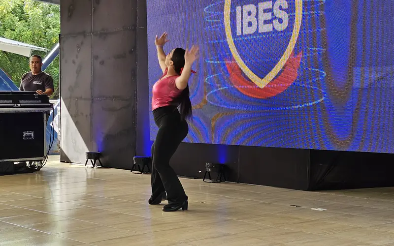 Presentación de danza frente a la pantalla IBES